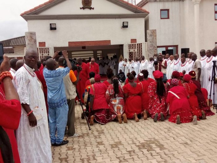 Sorcerers paying homahe to Oba Ewuare II