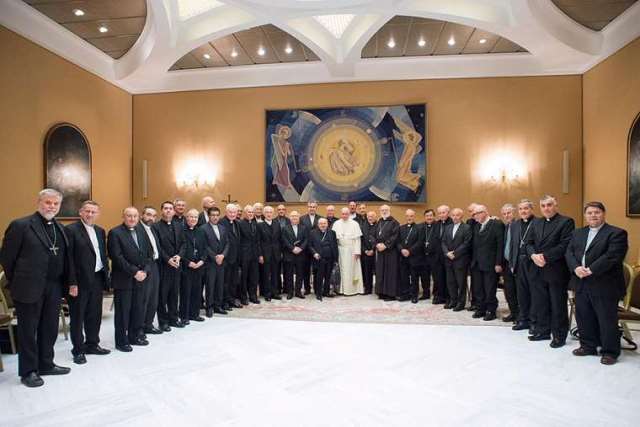 Pope-Francis-with-Chilean-bishops