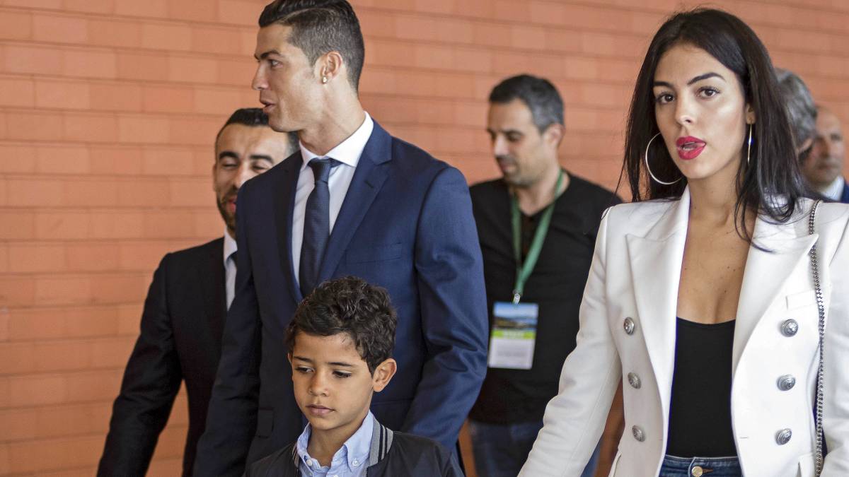Cristiano-Ronaldo-and-his-family