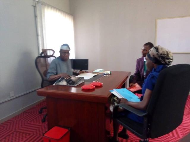 Obasanjo-supervises-students