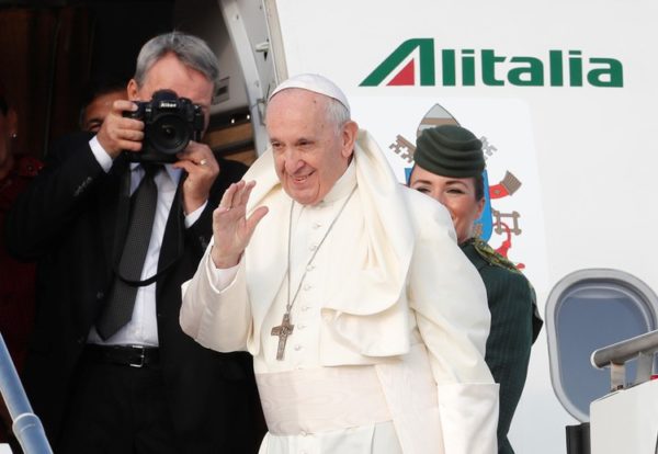 Pope-arrives-in-Ireland-e1535193800859
