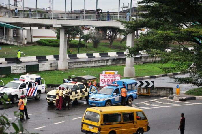 Road-closed-on-Lagos-Third-Mainland-Bridge.-Elsewhere-in-the-city-commutters-groan-over-gridlock-higher-bus-fares–e1535142343971