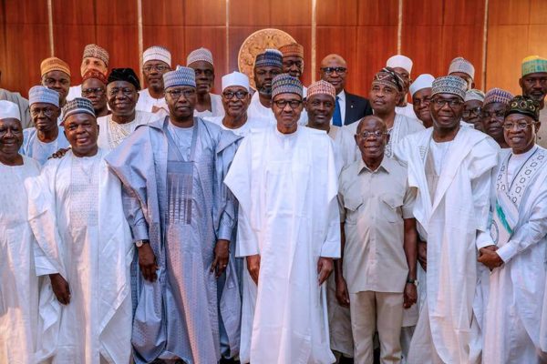Buhari-poses-with-APC-stakeholders-from-Kwara-e1540938152151
