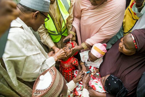 Buhari_vaccinates_a_child_against_polio_in_Katsina_1