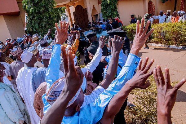 Buhari-at-the-home-of-Late-ex-President-Shagari