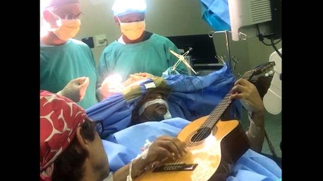 Musa-Manzini-plays-the-guitar-during-brain-tumour-surgery-