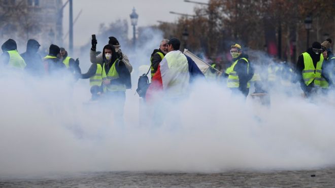 Police-tear-gas-protesters