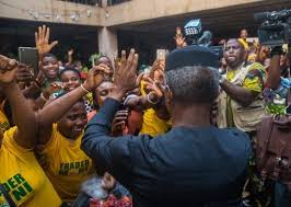 osinbajo with traders in Asaba