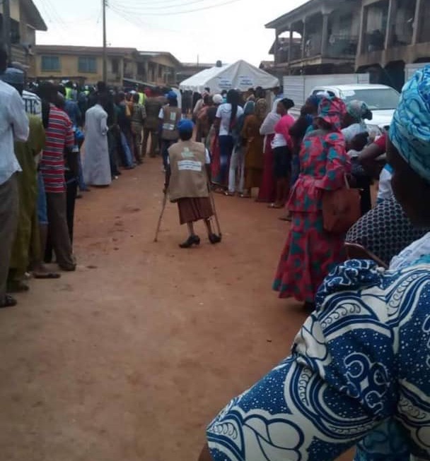 Voters-on-the-queue-in-Osogbo-on-Thursday-Despite-the-heavy-rain-some-refused-to-leave-the-queue