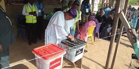 Alaafin of Oyo, Oba Adeyemi III, voting during the Governorship and State Assembly election