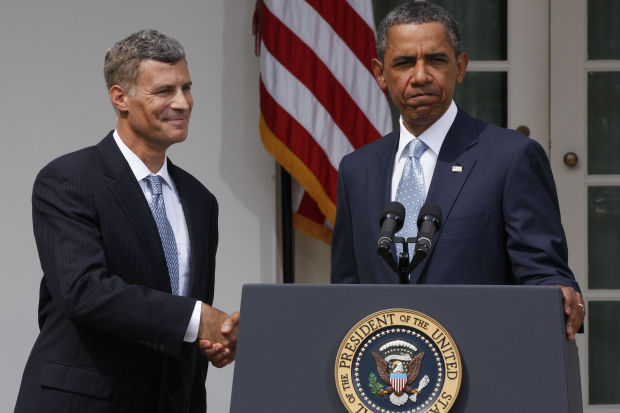 Alan-Krueger-left-with-former-President-Barack-Obama