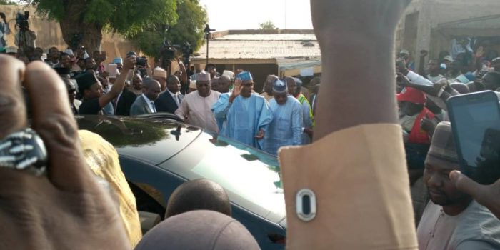 Buhari-on-arrival-at-his-Daura-polling-unit-to-cast-his-vote-1024×512