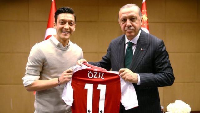Ozil-poses-wiith-Erdogan