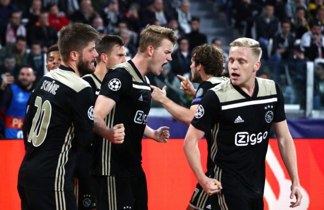 Ajax-players-celebrate–e1555449119324