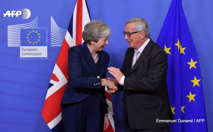 Theresa-May-and-EU-Commission-President-Jean-Claude-Juncker-e1543139885314