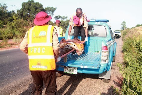 Members-of-the-FRSC-assisting-wounded-occupant-2