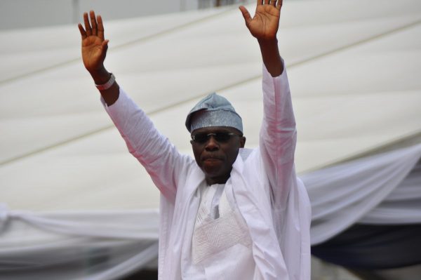 Sanwo-Olu acknowledges the crowd