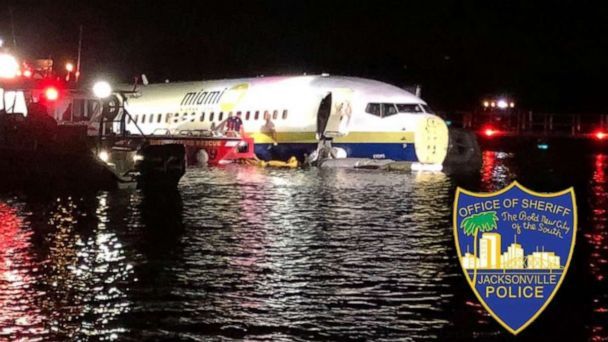The-Boeing-737-plane-inside-water-in-Jacksonville-Florida