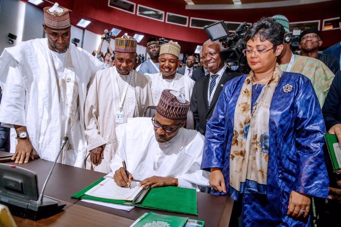 Buhari signs the AfCFTA in Niamey