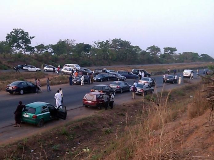 Robbers-Car-Abuja-Kaduna-road-696×522