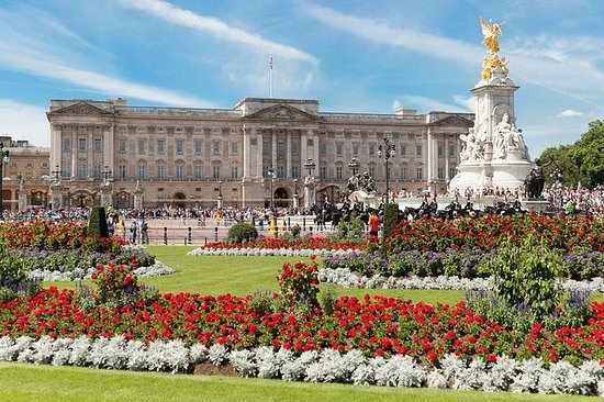 Intruder breaks into Buckingham Palace while Queen asleep - P.M. News