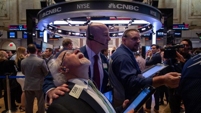 File: Traders at Wall Street