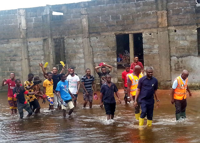 Pic.14.-NEMA-inspects-flooded-communities-in-Owerri