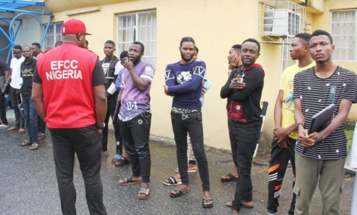 an EFCC official scolds some of the Lagos Yahoo Yahoo boys