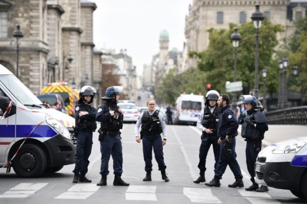 Knife-wielding man kills 4 policemen in Paris