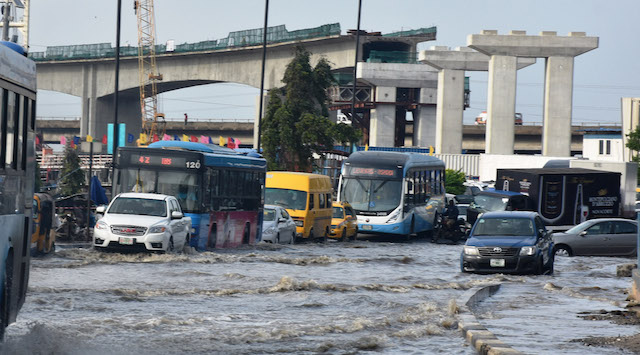 Pic-25-Vehicles-wading-through-flood-along-Leventis-Stores-1