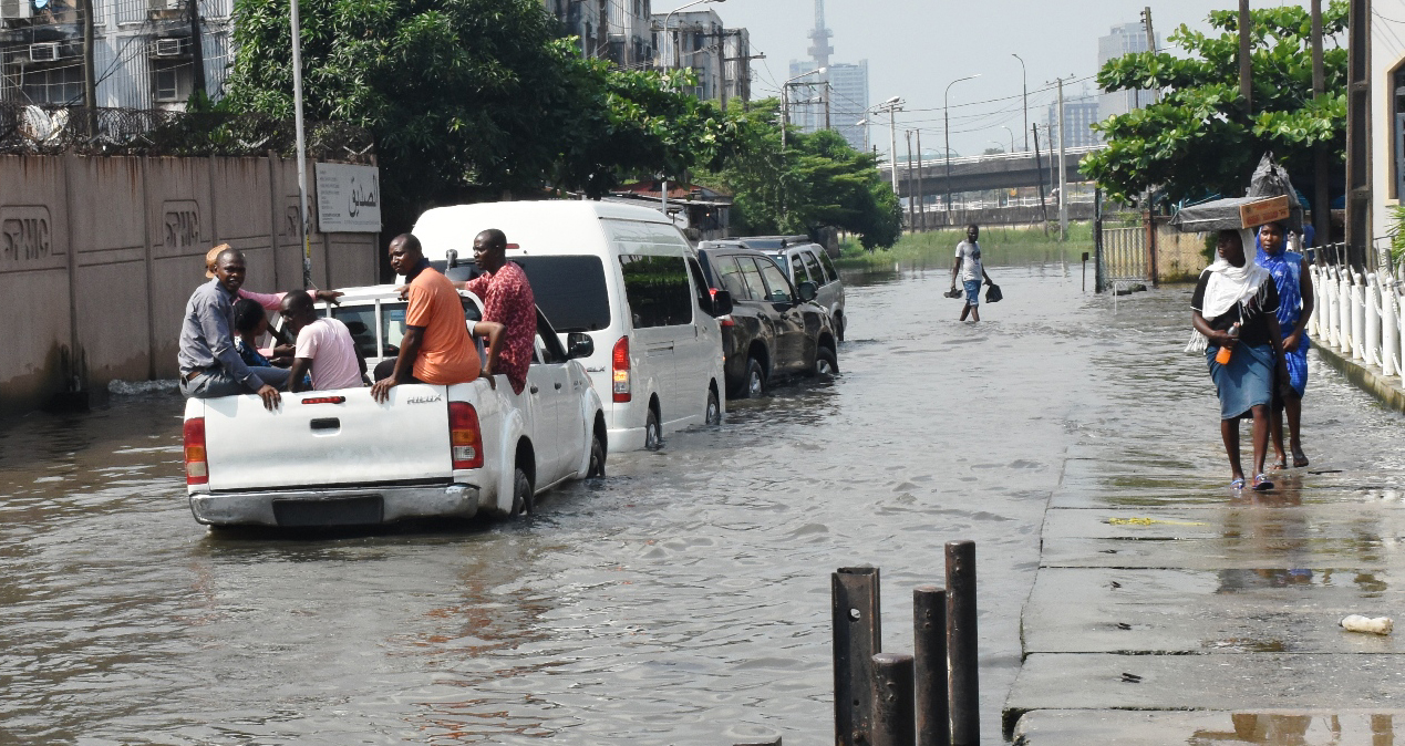 Pic.5.-Flood-at-Ikoyi-dolphin-in-Lagos