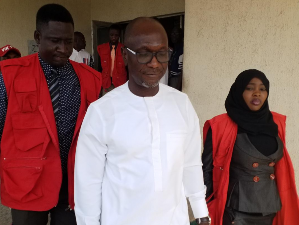 Ademola Banu with EFCC officials in court