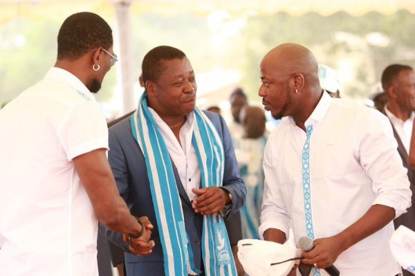 Faure Gnassingbe, middle, on the campaign trail