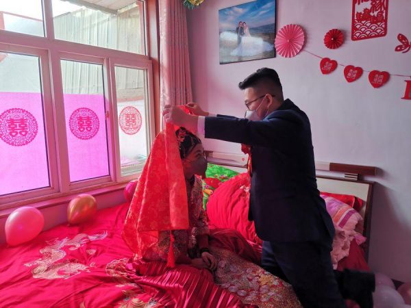 The Chinese couple, Zhang Long and Chen Xiao  married with face masks on
