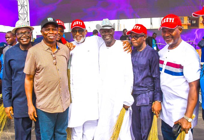 Akeredolu with partymen and the new members from PDP