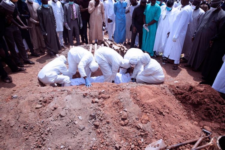 Kyari’s body being lowered into the grave