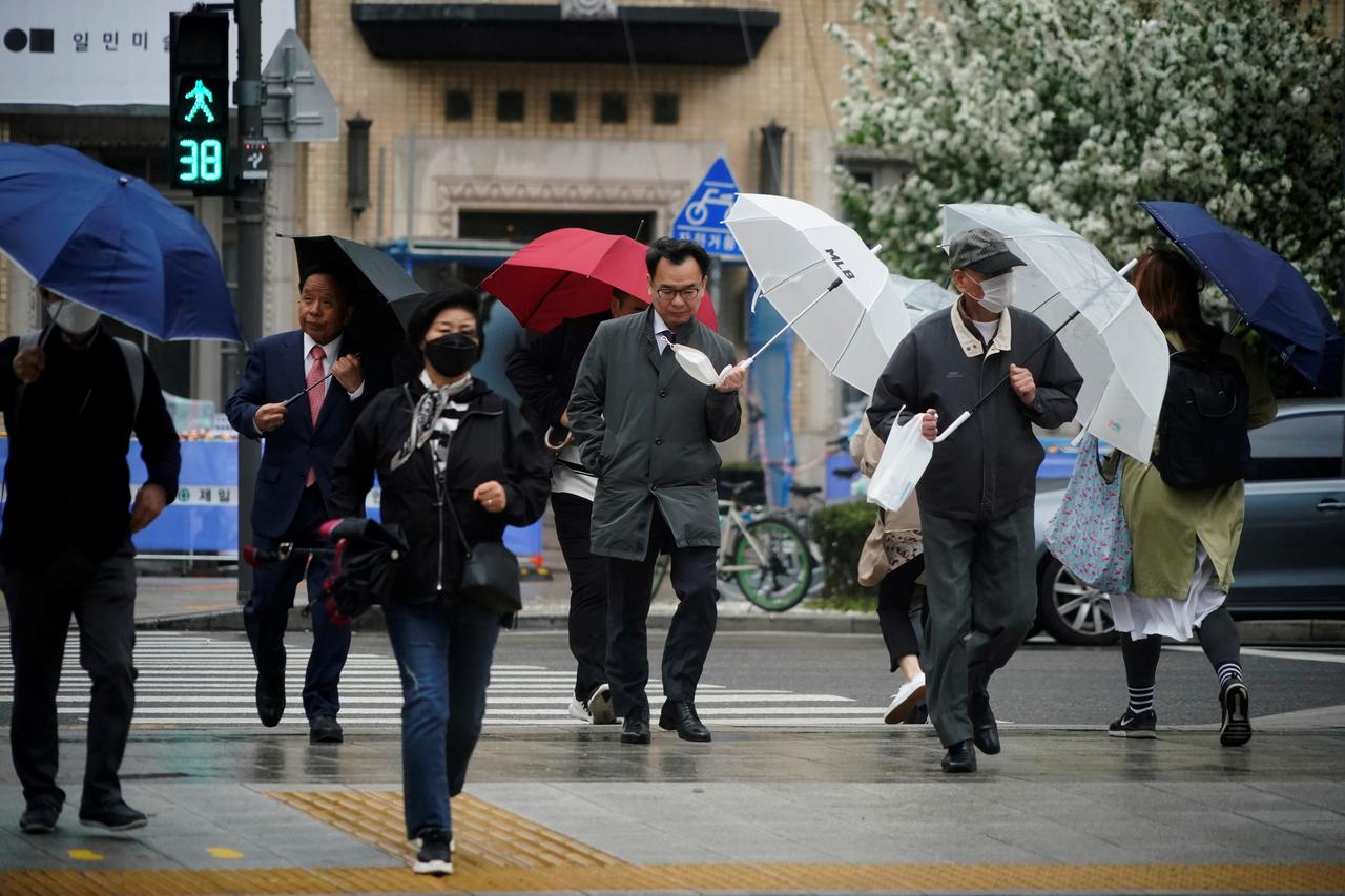 South Koreans return to work, crowd parks, malls