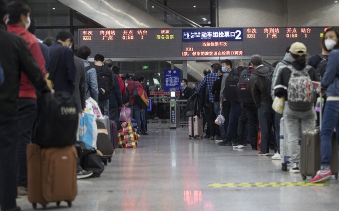 Train Passengers queue to leave Wuhan