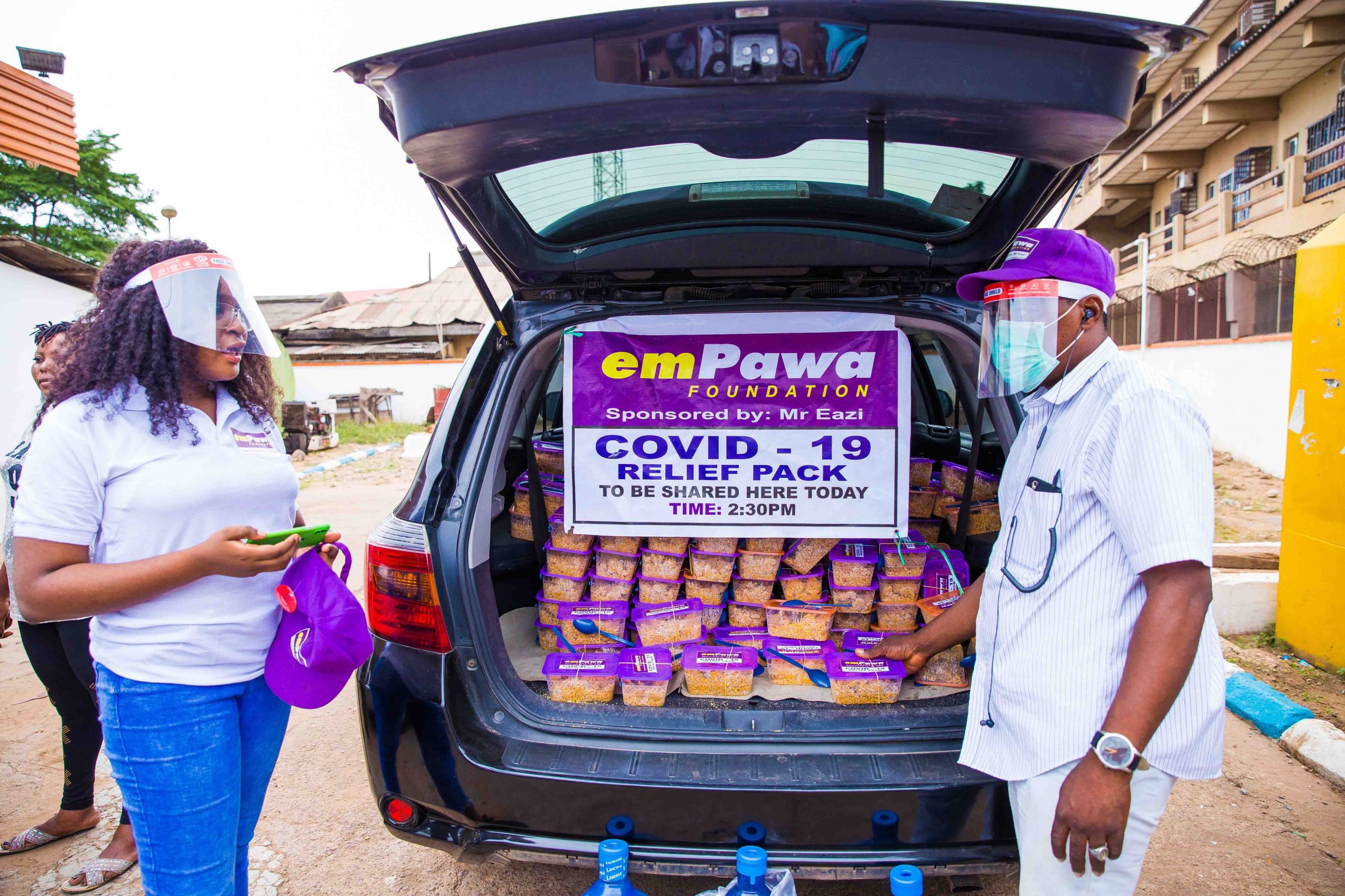 emPawa Foundation distributed meals to the less privileged in Agege, Lagos. Photo by Ayodele Efunla