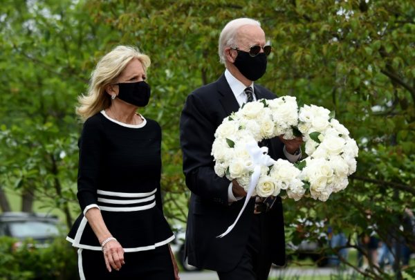Joe Biden and his wife move to lay a wreath for U.S. war heroes