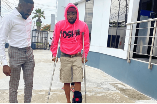 Davido using crutches