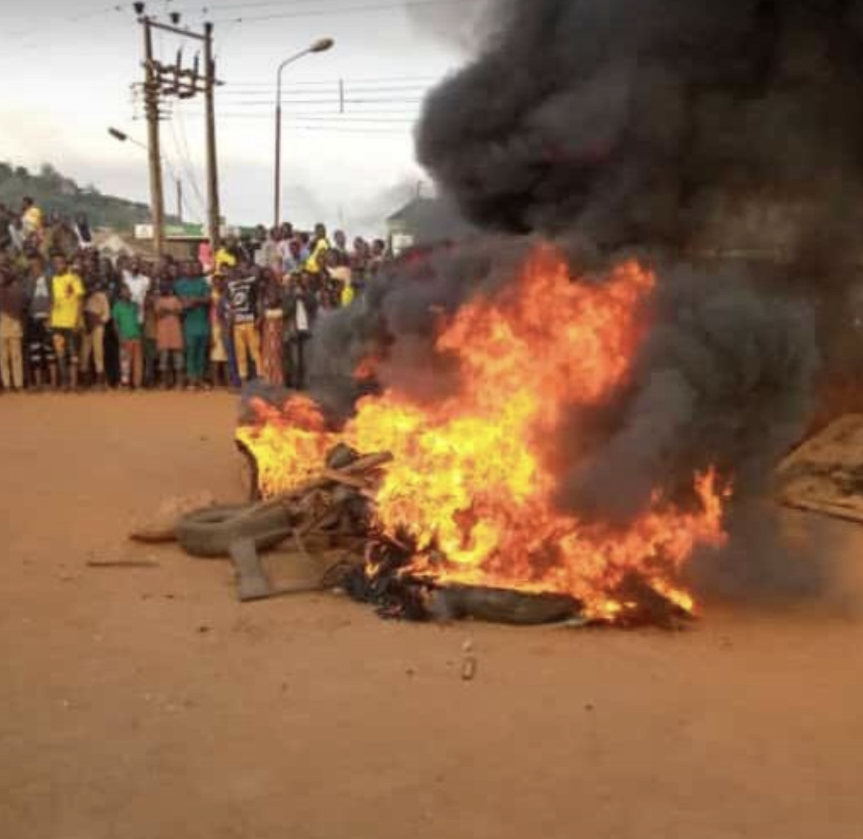 Angry mob set motorcycle robber ablaze in Delta