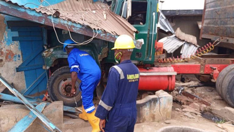 Articulated truck crashed into residential building in Lagos