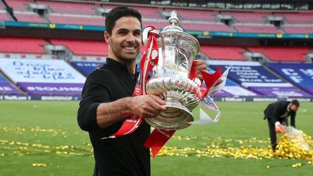 Mikel Arteta with the FA Trophy