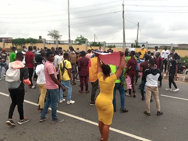 Protesters at the Police headquarters in Ibadan over escapee serial killer Shodipe