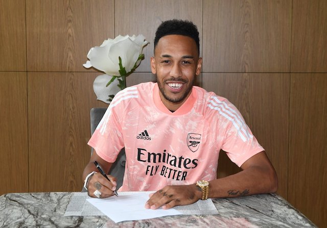 Aubameyang signs a new deal with Arsenal