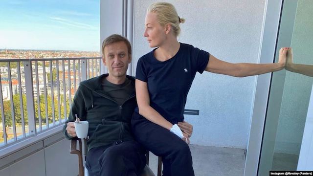 Navalny and his wife Yulia Navalnaya at the Charite hospital in Berlin