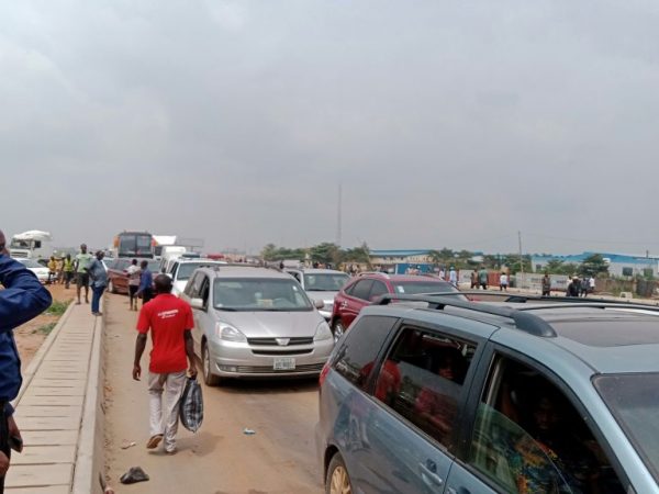 #EndSARS protesters cause traffic logjam on Lagos-Ibadan expressway