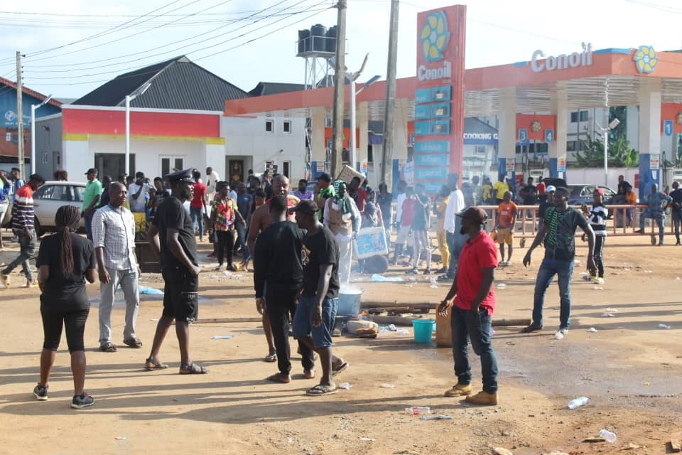 Protesters cooking on the road in Edo