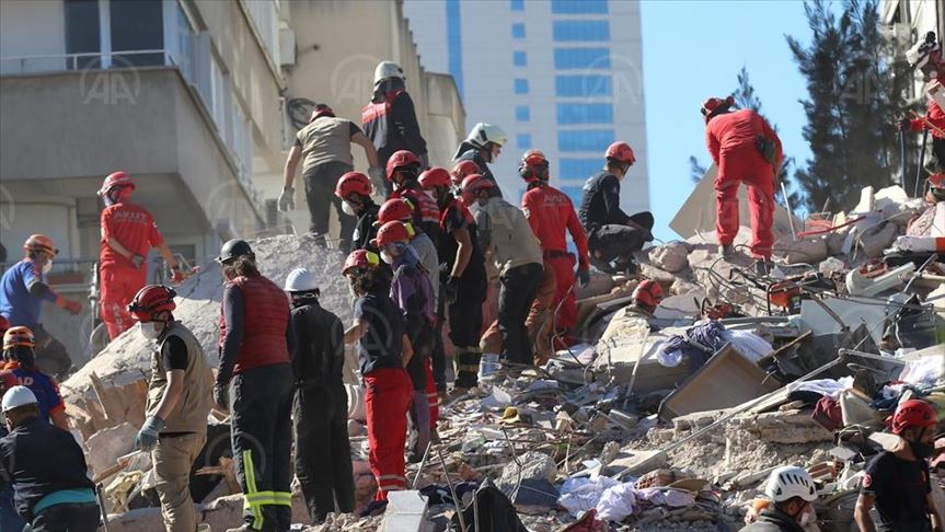 Rescuers in Izmir Turkey seriously affected by the earthquake